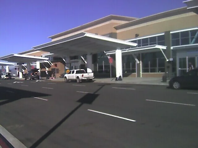Terminal curb and entrance at Rogue Valley International–Medford Airport in January 2009